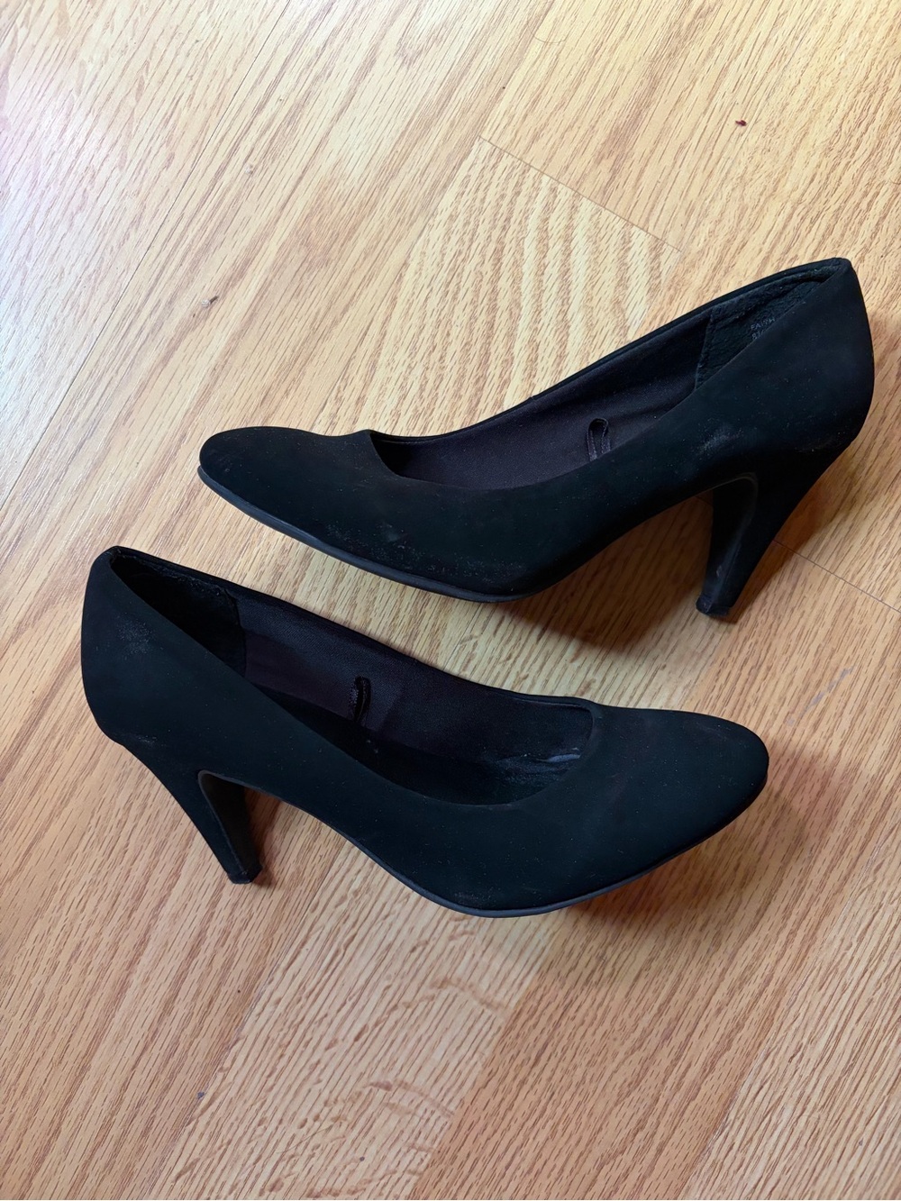 me too Black Suede Mid-Heel Pumps